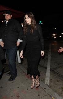 Hailee Steinfeld feet photo thumbnail