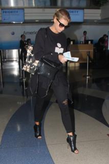 Charlotte McKinney feet photo thumbnail