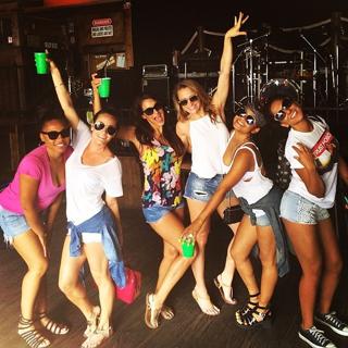 Shantel VanSanten feet photo thumbnail