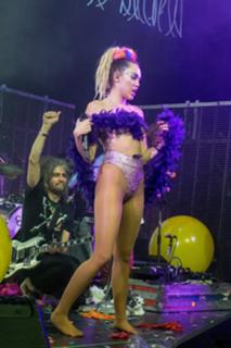 Miley Cyrus feet photo thumbnail