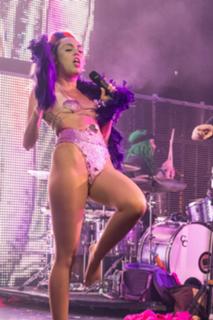 Miley Cyrus feet photo thumbnail