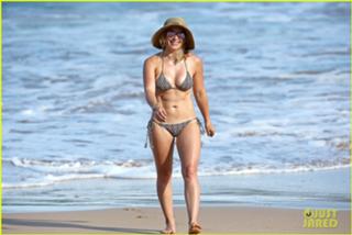 Hilary Duff feet photo thumbnail