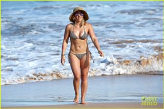 Hilary Duff feet photo thumbnail