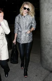 Rosie Huntington-Whiteley feet photo thumbnail