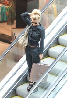 Carolina Dieckmann feet photo thumbnail