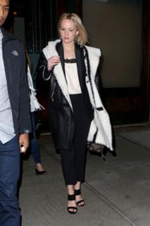 Jennifer Lawrence feet photo thumbnail