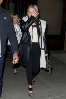 Jennifer Lawrence feet photo thumbnail