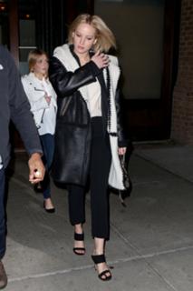 Jennifer Lawrence feet photo thumbnail