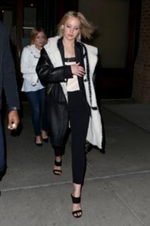 Jennifer Lawrence feet photo thumbnail