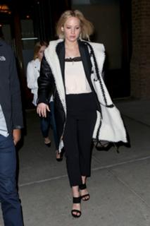 Jennifer Lawrence feet photo thumbnail