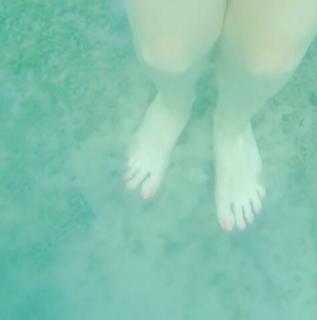Anna Kendrick feet photo thumbnail