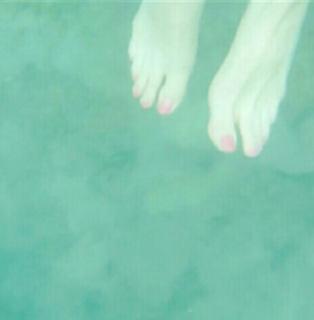 Anna Kendrick feet photo thumbnail