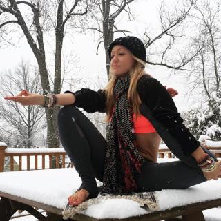 Kino MacGregor feet photo thumbnail
