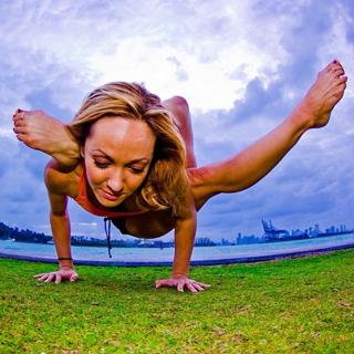 Kino MacGregor feet photo thumbnail