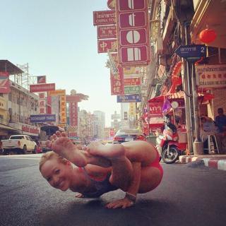 Kino MacGregor feet photo thumbnail