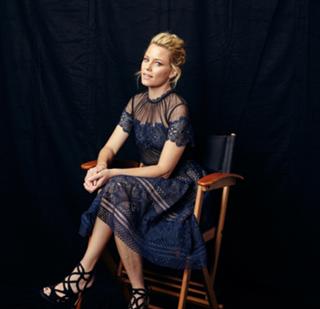 Elizabeth Banks feet photo thumbnail