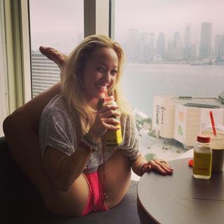 Kino MacGregor feet photo thumbnail