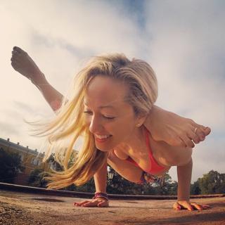 Kino MacGregor feet photo thumbnail