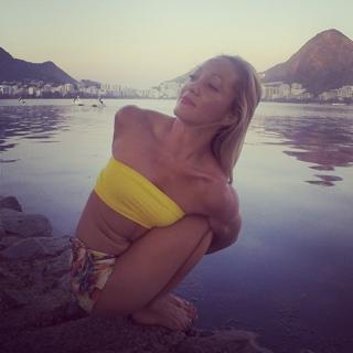 Kino MacGregor feet photo thumbnail
