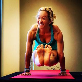 Kino MacGregor feet photo thumbnail