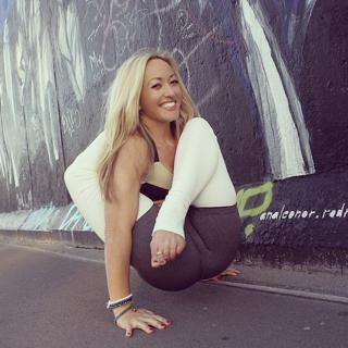 Kino MacGregor feet photo thumbnail