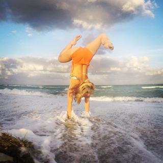 Kino MacGregor feet photo thumbnail