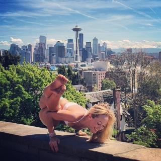 Kino MacGregor feet photo thumbnail