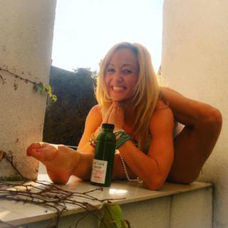 Kino MacGregor feet photo thumbnail