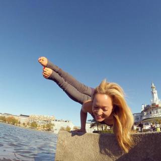 Kino MacGregor feet photo thumbnail