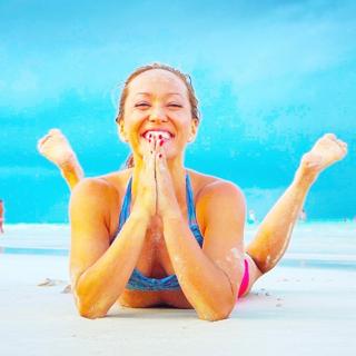 Kino MacGregor feet photo thumbnail