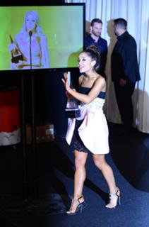 Ariana Grande feet photo thumbnail