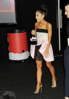 Ariana Grande feet photo thumbnail