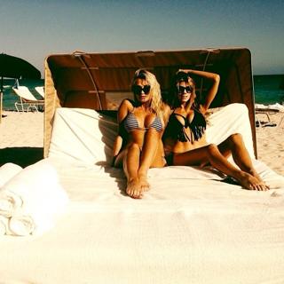 Charlotte McKinney feet photo thumbnail