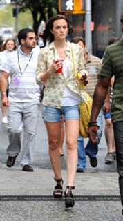 Leighton Meester feet photo thumbnail
