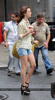 Leighton Meester feet photo thumbnail