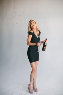 Charlotte McKinney feet photo thumbnail