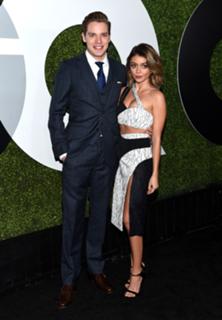 Sarah Hyland feet photo thumbnail