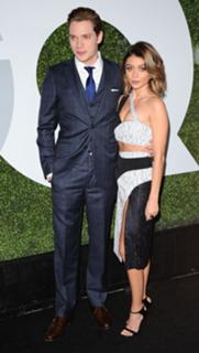 Sarah Hyland feet photo thumbnail