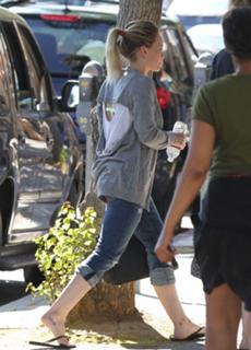 Hilary Duff feet photo thumbnail