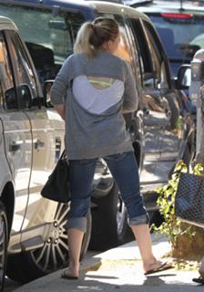 Hilary Duff feet photo thumbnail