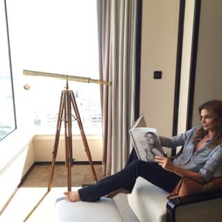 Cindy Crawford feet photo thumbnail
