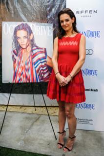 Katie Holmes feet photo thumbnail