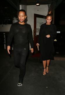 Chrissy Teigen feet photo thumbnail