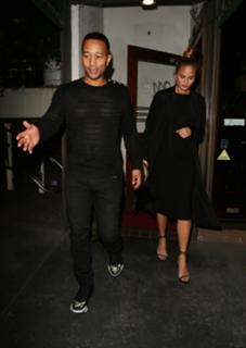 Chrissy Teigen feet photo thumbnail