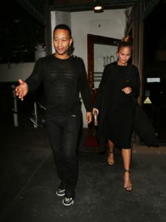 Chrissy Teigen feet photo thumbnail