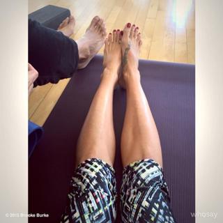 Brooke Burke feet photo thumbnail