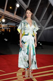 Olga Kurylenko feet photo thumbnail