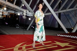 Olga Kurylenko feet photo thumbnail