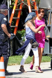 Alyson Hannigan feet photo thumbnail