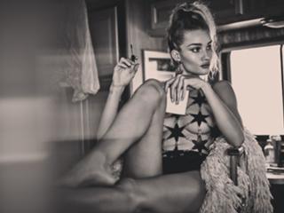 Rosie Huntington-Whiteley feet photo thumbnail